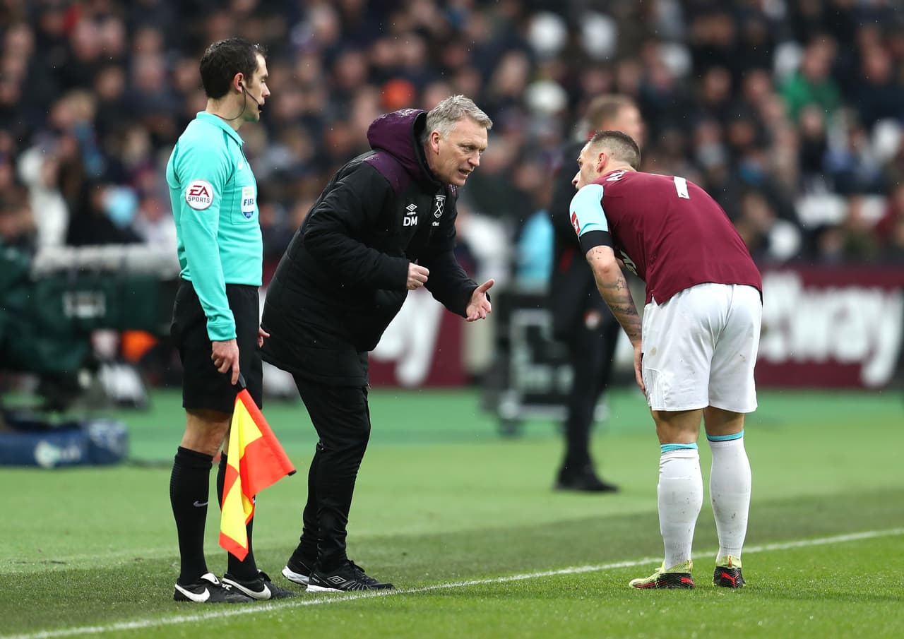 Moyes buscaba cambiarle la cara a sus dirigidos y le daba instrucciones a Marko Arnautovic.