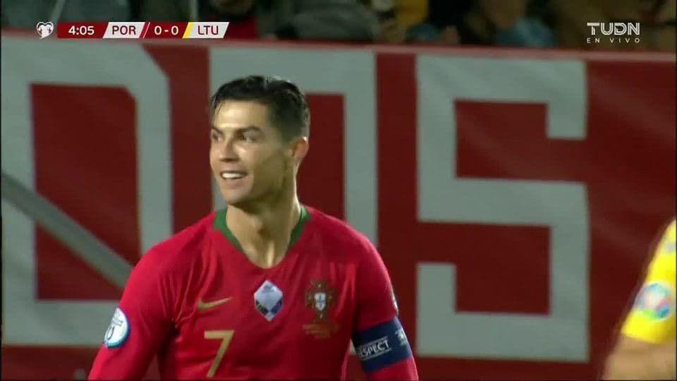 Tiro desviado de Cristiano Ronaldo