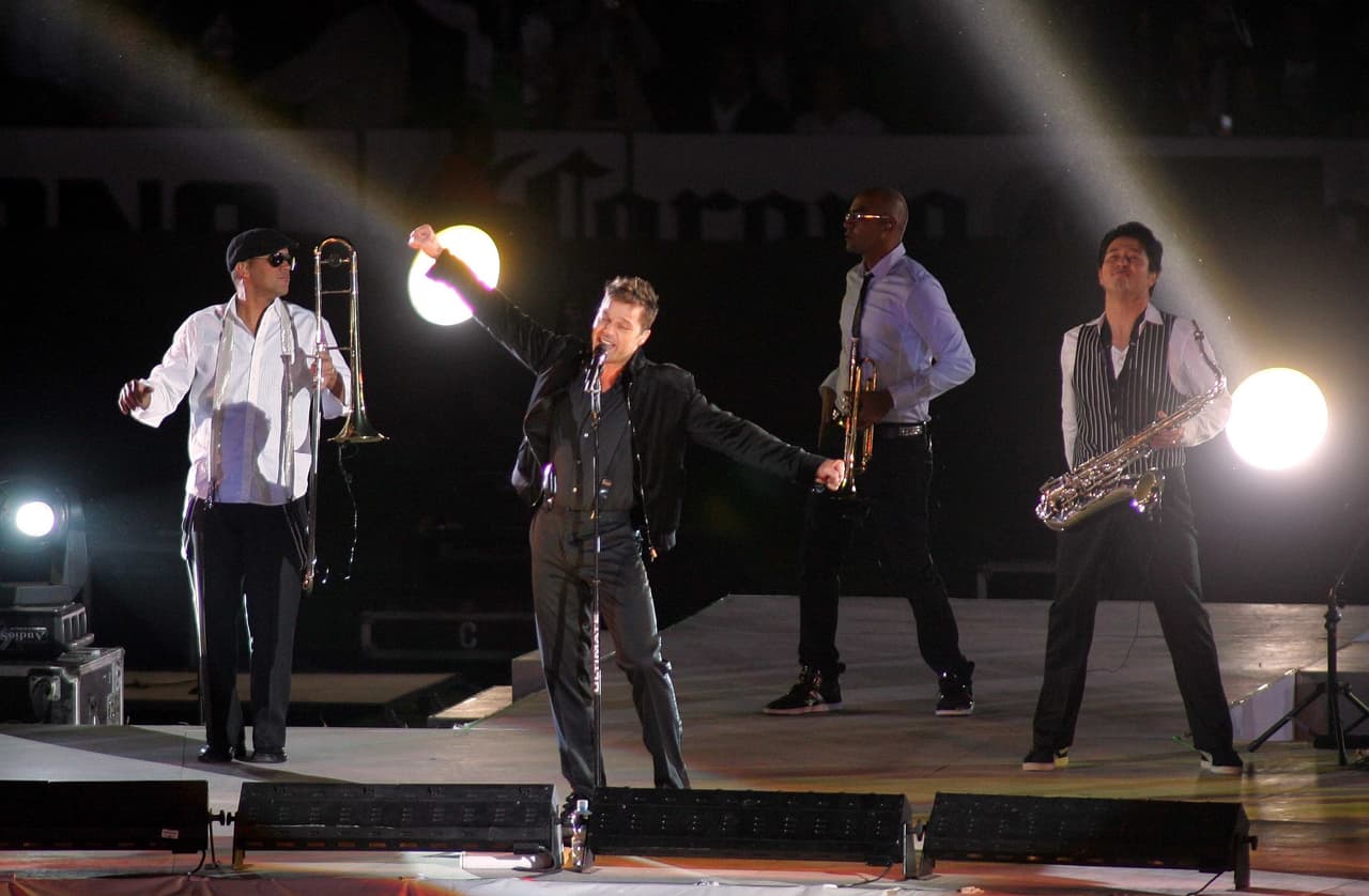 <b>2.- Invitados especiales:</b> el mandatario en aquel entonces era Felipe Calderón Hinojosa, encargado de cortar el listón. Ricky Martin estuvo presente en la inauguración como parte de la celebración y Pablo Montero entonó el Himno Nacional de México. Asimismo, el astro brasileño, Pelé, fue el encargado de dar la patada inicial en el TSM. Entre otros invitados especiales estuvieron Joseph Blatter, ex presidente de la FIFA, Jack Warner, expresidente de la Concacaf y también Justino Compeán expresidente de la FMF.