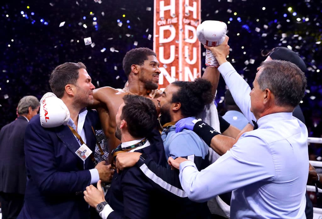 El puntaje de las tarjetas fue 118-110(x2) y 119-109. Anthony Joshua vence de manera unánime.