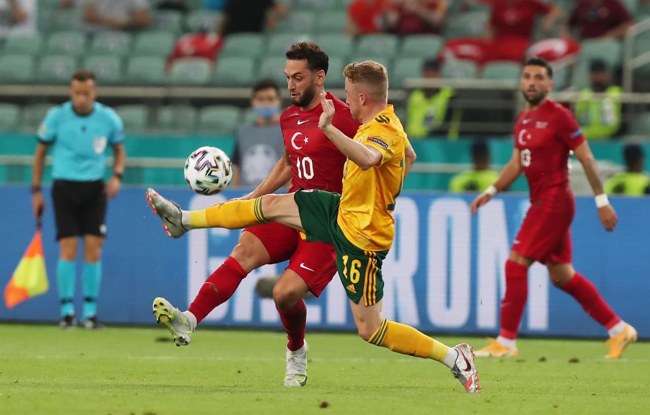 Gales logra derrotar 2-0 a Turquía en su partido inaugural del Grupo A en la Euro 2020. Con goles de Aaron Ramsey y Connor Roberts, los 'Dragones' suman sus tres primeros puntos en la tabla. Gareth bale hizo doble asistencia pero falla penalti.