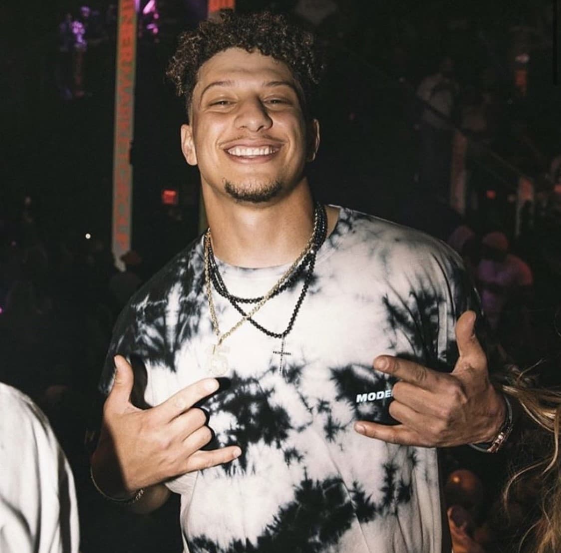 La estrella del momento en la NFL, Patrick Mahomes, también es un fan de las joyas, pero el prefiere portar cadenas más livianas y unos hermosos relojes.