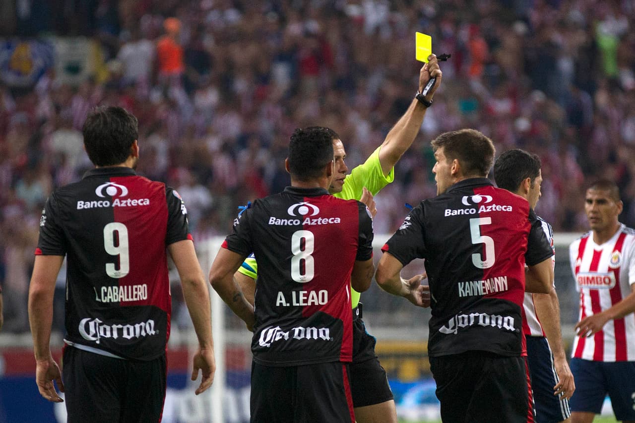 A nadie sorprende el hecho de que Walter Kannemann del Atlas fue reprendido en 10 ocasiones con tarjeta Amarilla.