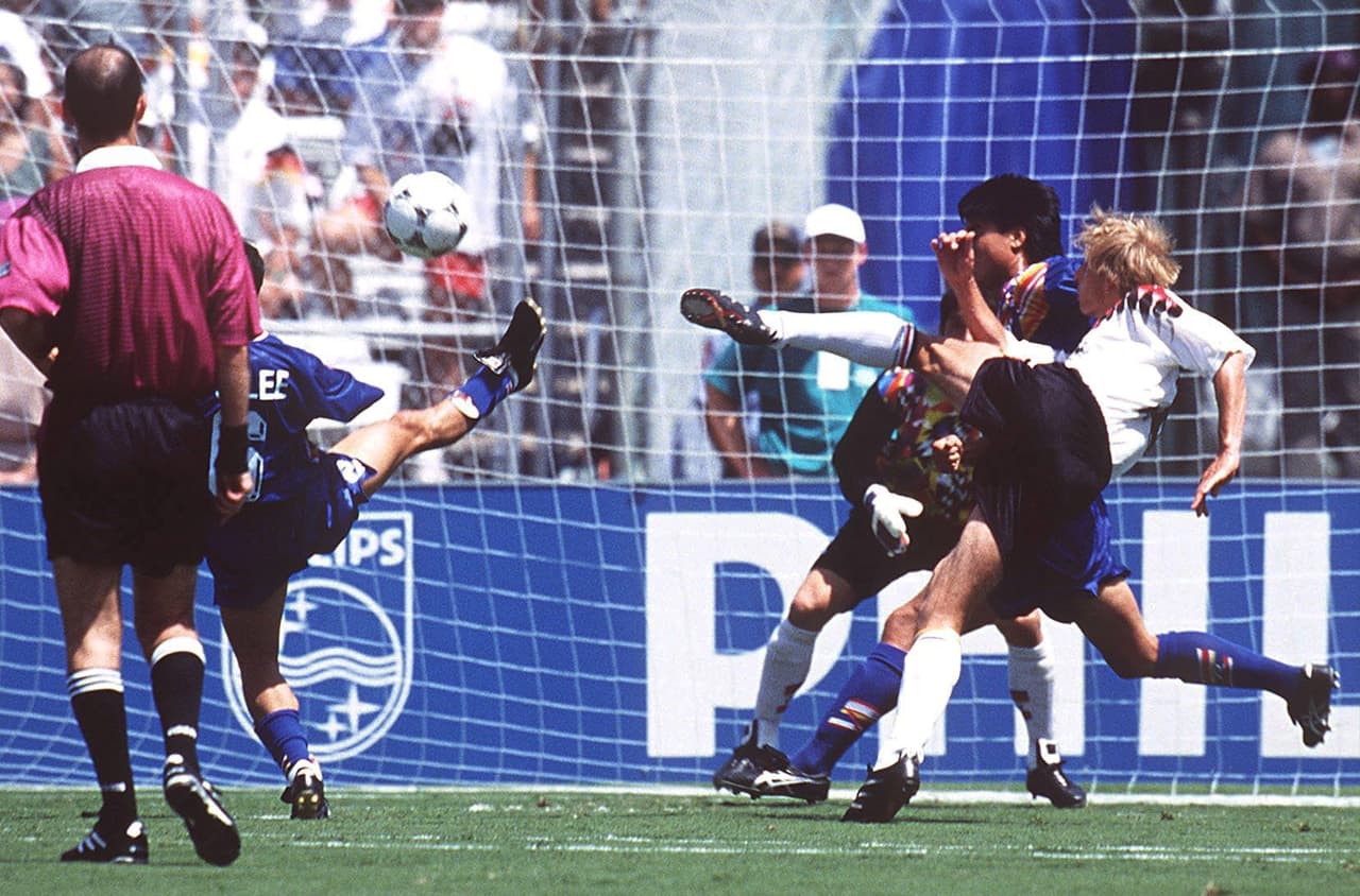 No obstante, Alemania mostró su poder ofensivo y en 37 minutos estaba 3-0 arriba con dos goles de Jurgen Klinsmann y uno de Karl-Heinz Riedle.