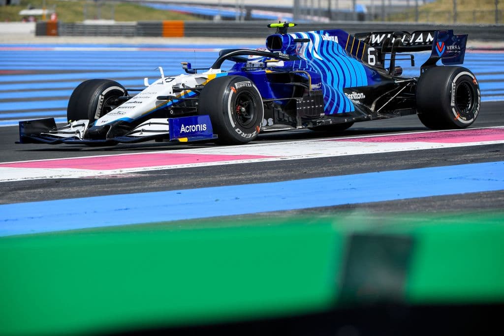 Los tres pilotos más rápidos de las segundas prácticas libres del Gran Premio de Francia fueron Max Verstappen (1:32.872), Valtieri Bottas (1:32.880) y Lewis Hamilton (1:33.125)