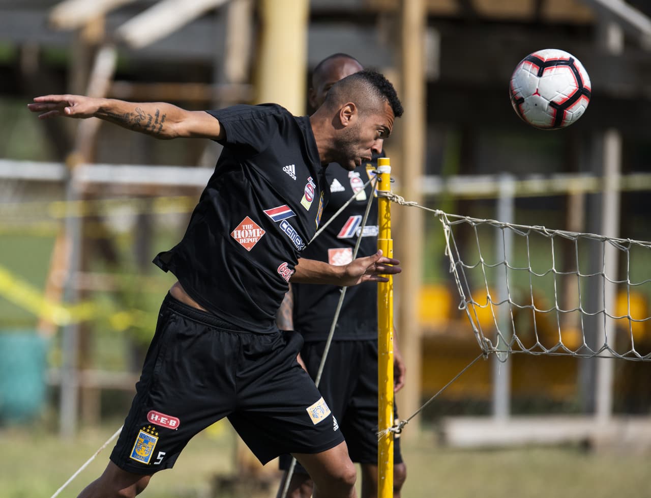 Tigres UANL ajusta detalles para el juego de ida de la Final de la Concacaf Champions League en un duelo contra Monterrey, su gran rival, frente al que busca su primer título internacional.