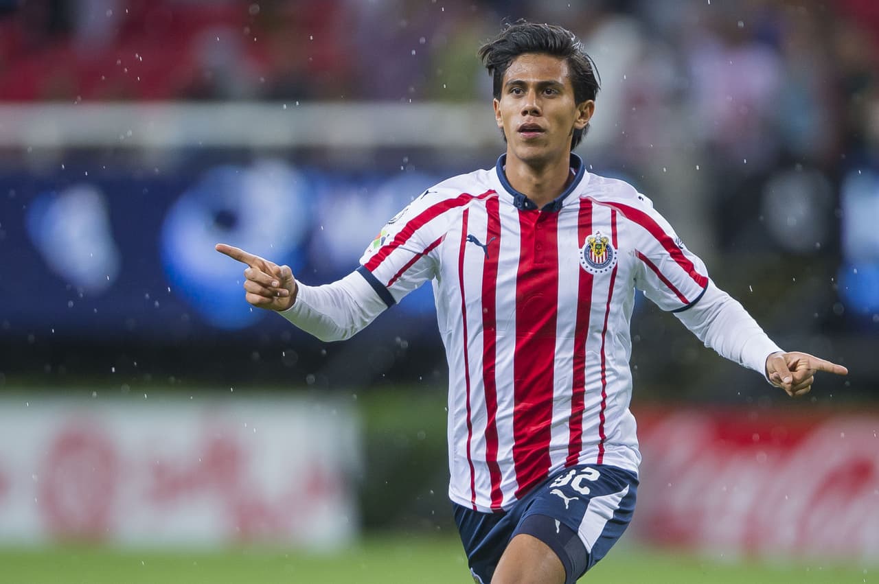 Chivas de Guadalajara rompió su sequía de triunfos al derrotar 3-2 a Morelia en su arranque en el grupo 8 de la Copa MX, con Walter Sandoval como figura.