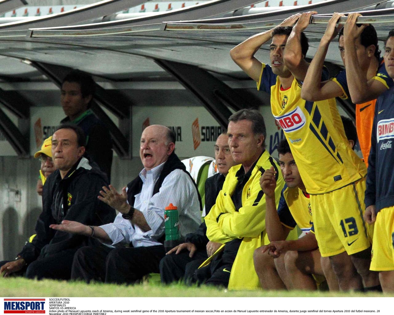 Manuel Lapuente, uno de los mejores entrenadores del futbol mexicano, logró títulos de liga y como seleccionador de México, consiguiendo el trofeo más importante a nivel selecciones: la Copa Confederaciones de 1999. En Liga MX, Manolo Lapuente hizo campeón al Necaxa, Puebla y América.