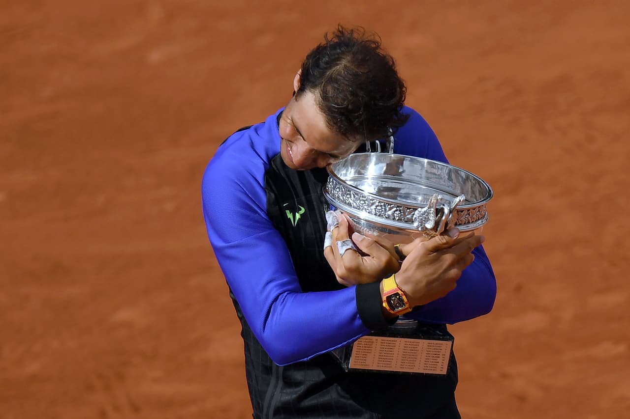El español Rafael Nadal conquistó su décima corona en Roland Garros al derrotar al suizo Stan Wawrinka en la final, 6-2, 6-3 y 6-1 en dos horas y cinco minutos, para convertirse en el primer hombre en la historia que vence diez veces en el mismo Grand Slam.