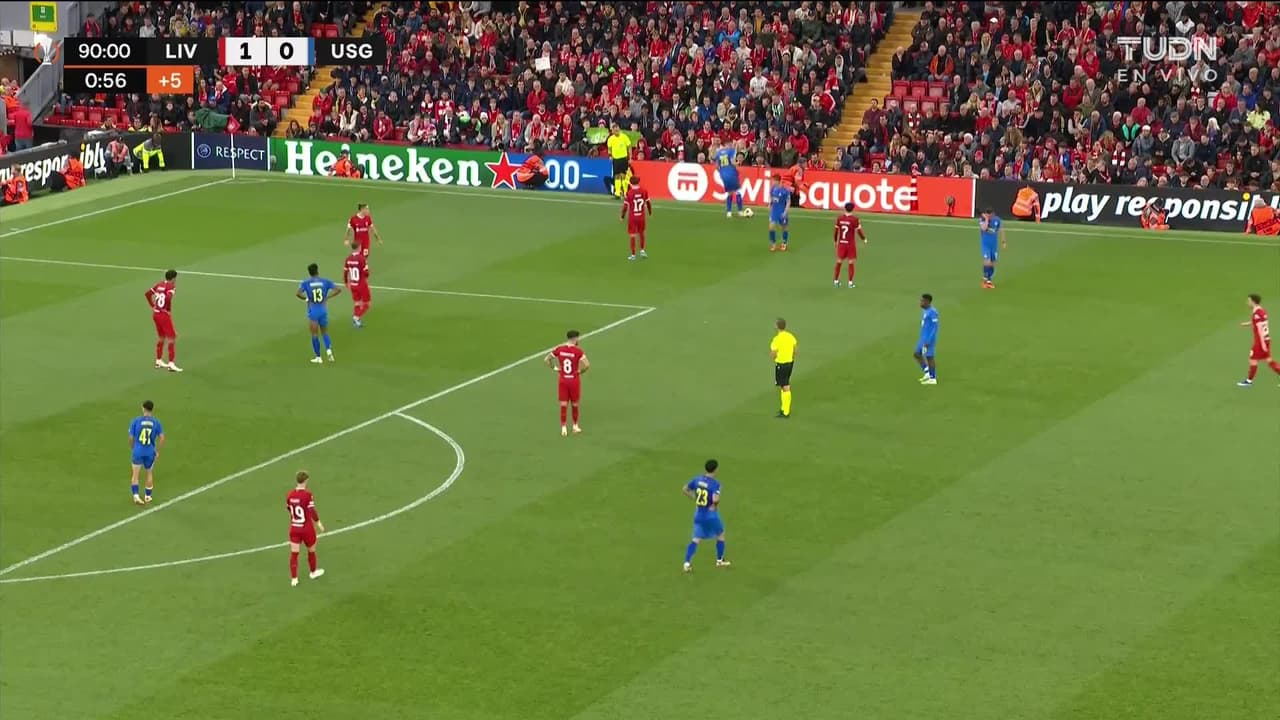 ¡GOL!  anota para Liverpool. Diogo Jota