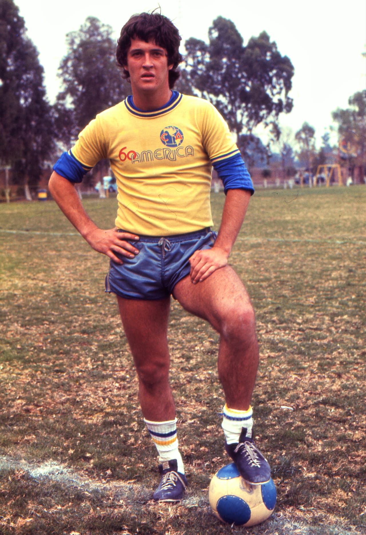 En 1976 el Club América celebró sus 60 años de existencia con este uniforme con la distinción de tener texto en el uniforme por primera vez en la historia con la leyenda “60 América” en el pecho.