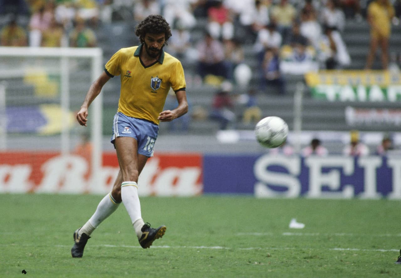 Socrates fue un ídolo de Brasil en los años ochentas y llegó a la pantalla como Roberto Sedinho, el mentor de Oliver Atom como director técnico luego de tener una brillante carrera.