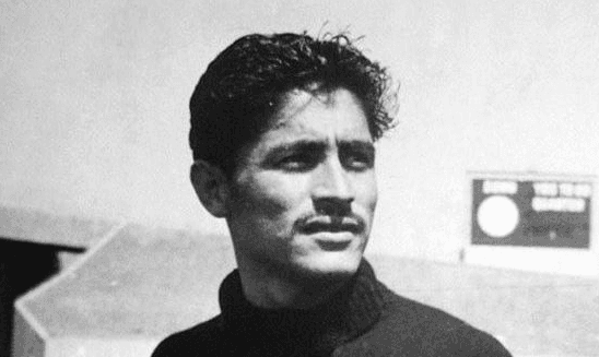 Los Rojinegros no llegaban al arco y Jaime ‘el Tubo’ Gómez recibió una revista de la tribuna, se recargó en su poste y se puso a leer el famoso ‘Pepín’.