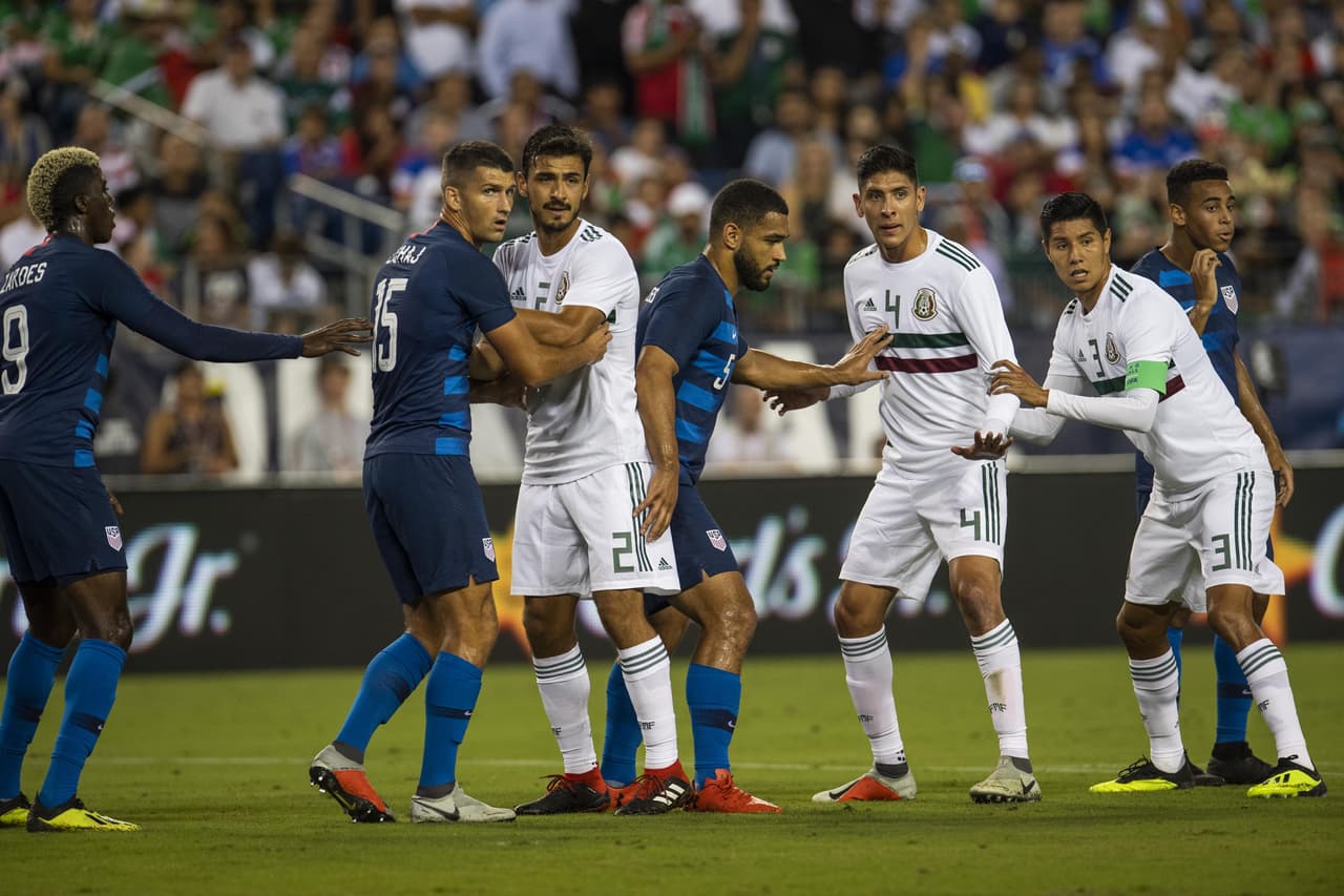 Los zagueros como Oswaldo Alanís (2), Edson Álvarez (4) y Ayala (3) muy sólidos en la zona de atrás para México, dándole seguridad a su portero Hugo González.