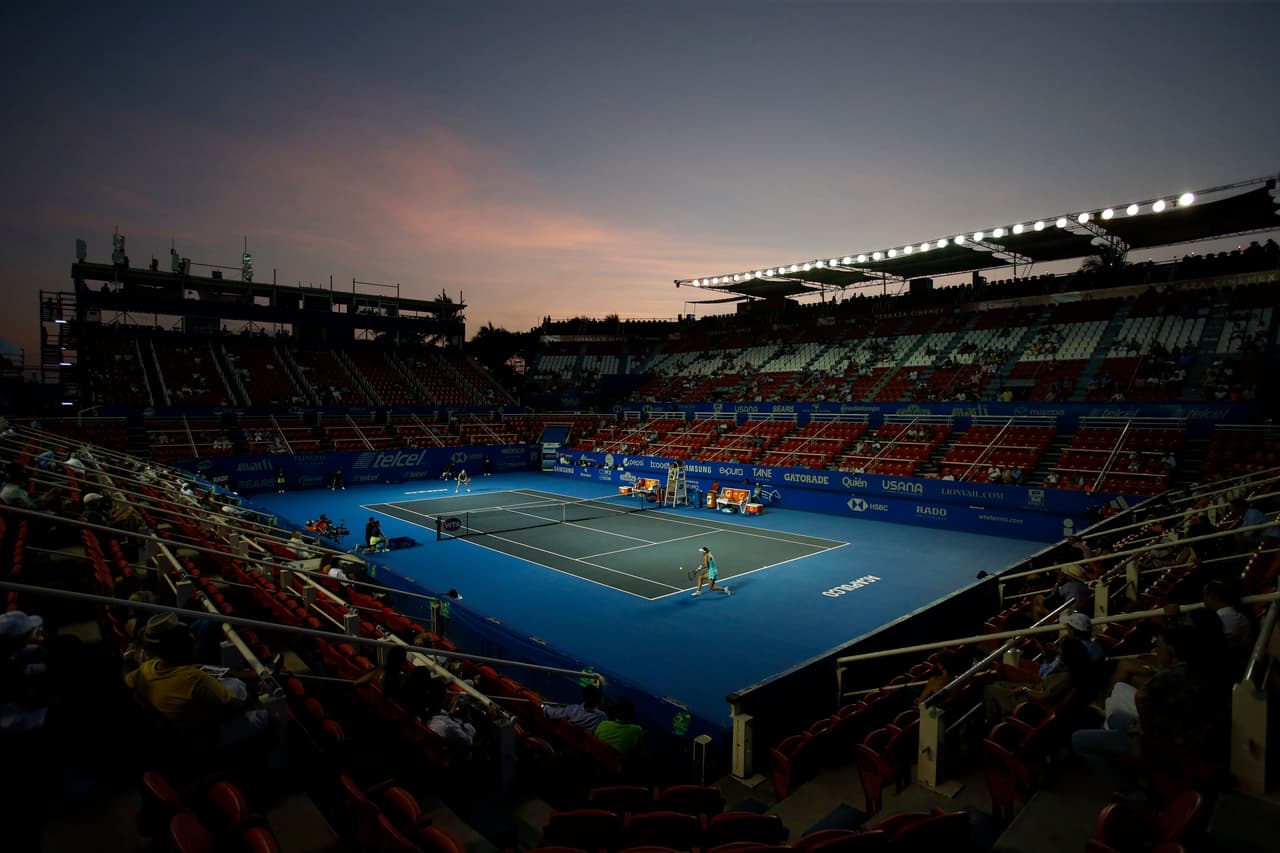 Atardecer durante la final femenina del Abierto Mexicano entre la ucraniana Lesia Tsurenko y la suiza Stefanie Voegele en Acapulco, México, el sábado 3 de marzo de 2018.(AP Foto/Rebecca Blackwell)