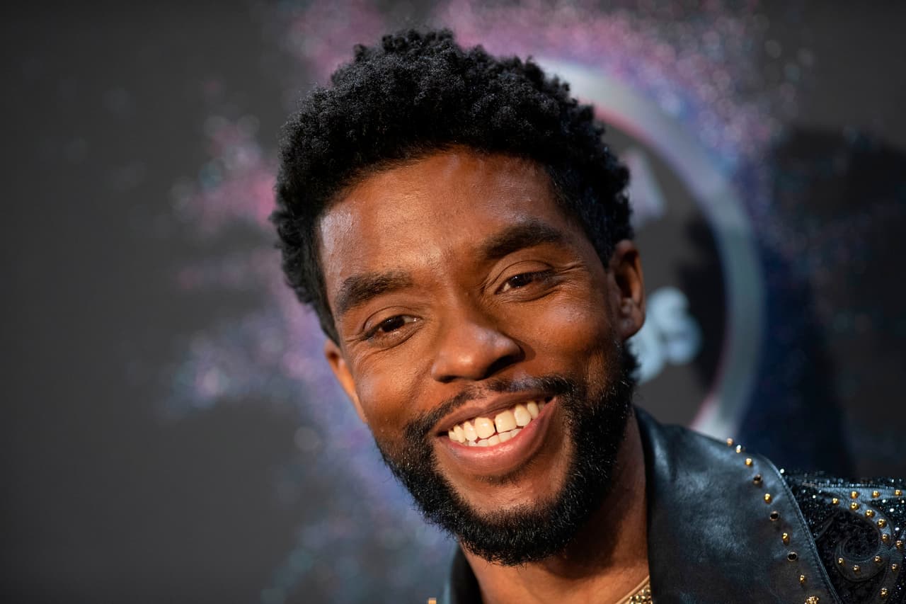 <b>Chadwick Boseman, 43 años.</b> Interpretó a los íconos afroamericanos Jackie Robinson y James Brown. Luego inspiró al público de todo el mundo con su protagonización en la película Black Panther, uno de los éxitos de Marvel. 
<a href="https://www.univision.com/noticias/estados-unidos/muere-a-los-43-anos-chadwick-boseman-actor-protagonista-de-la-pelicula-black-panther"><u>Falleció el 28 de agosto de cáncer</u></a>.
<br>