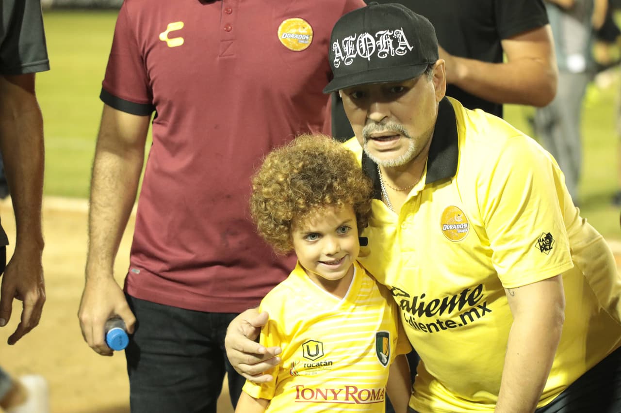 El astro argentino otorgó tiempo a los seguidores de Dorados para permitir que se tomaran fotos con él.