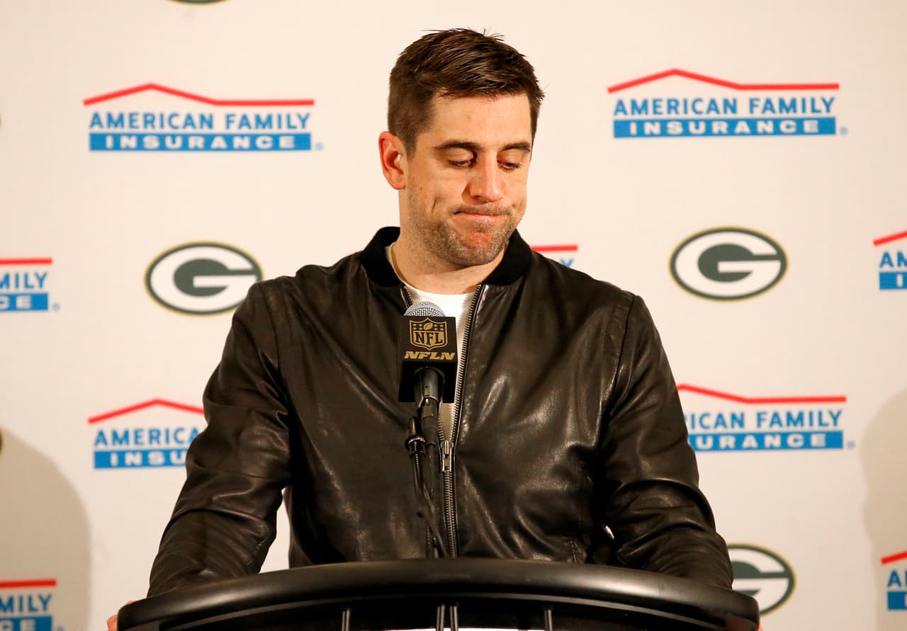 Aaron Rodgers molesto tras los problemas en el volado de tiempo extra contra Arizona