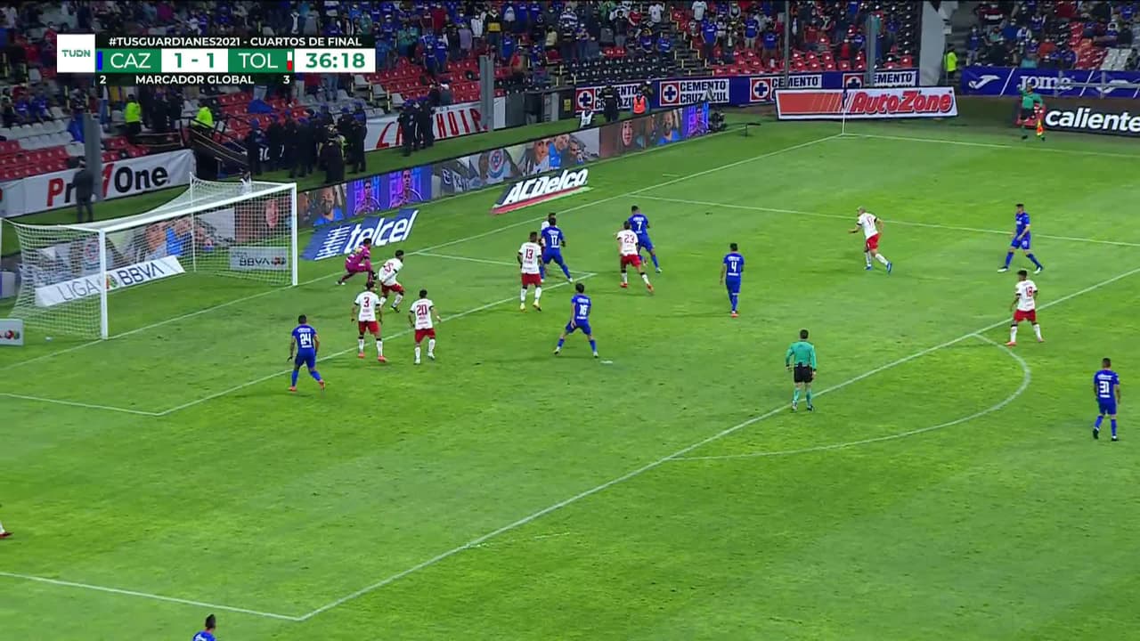 ¡TIRO ATAJADO! disparo por Luís Romo.