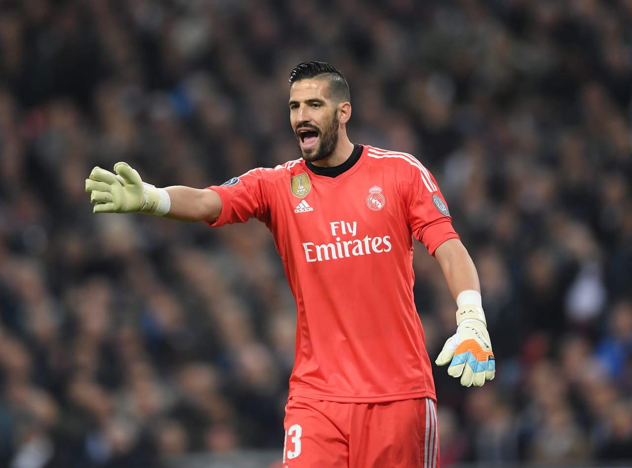 Kiko Casilla: después de jugar para el Real Madrid C, sus equipos fueron el R.C.D. Espanyol, Cádiz C.F. y F.C. Cartagena. En el 2015 volvió al equipo merengue hasta la fecha, aunque se dice que estaría de salida con la llegada de Thibaut Courtois.