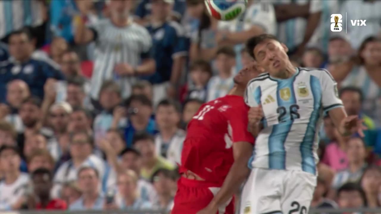 Durísimo choque entre Nahuel Molina y Dan Ndoye en una pelota aérea