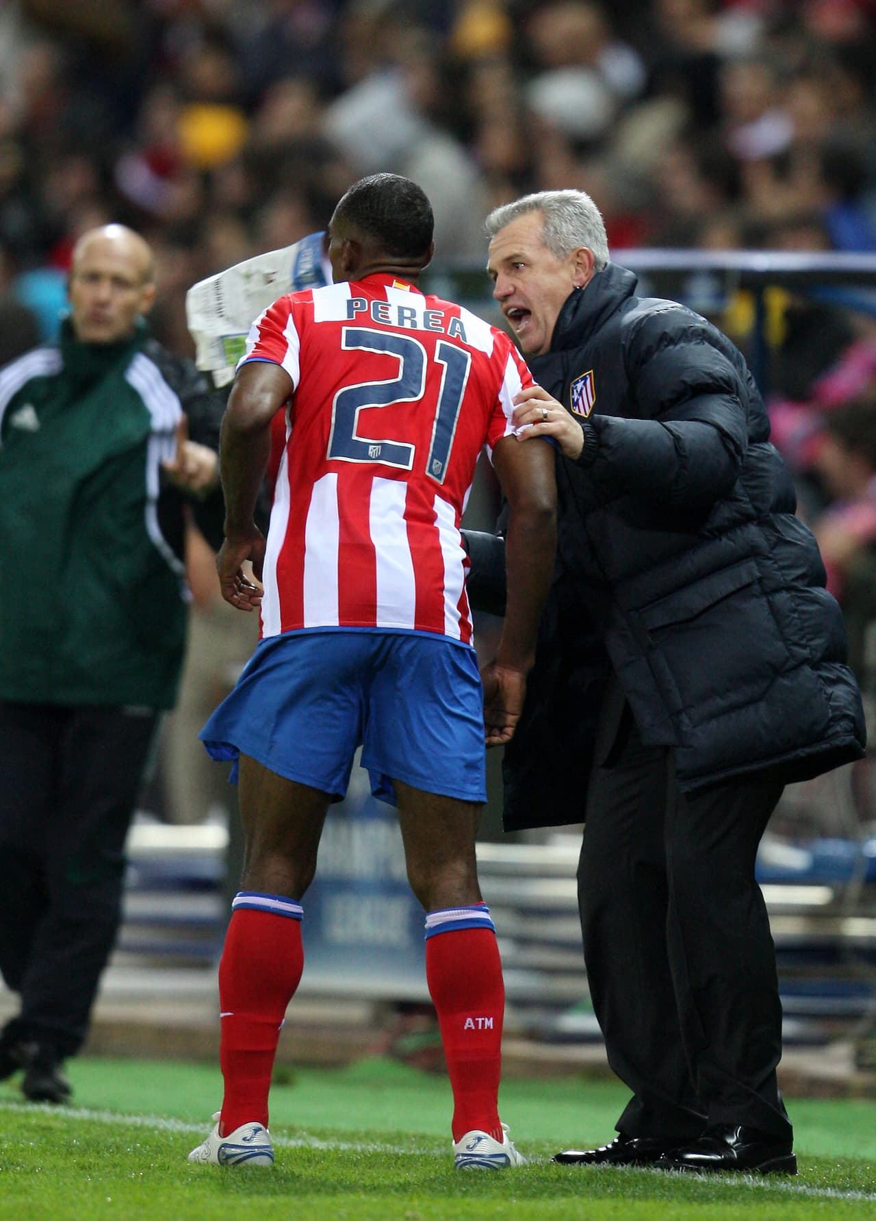 Aguirre fue presentado en el Atlético de Madrid en 2006, llegando en sustitución de Pepe Murcia, técnico interino, tras el despido de Carlos Bianchi. Clasificó al equipo a la Copa UEFA, a la previa de la Champions, y Liga de Campeones. En 2009 sufrió su primera destitución como entrenador tras una racha de malos resultados.