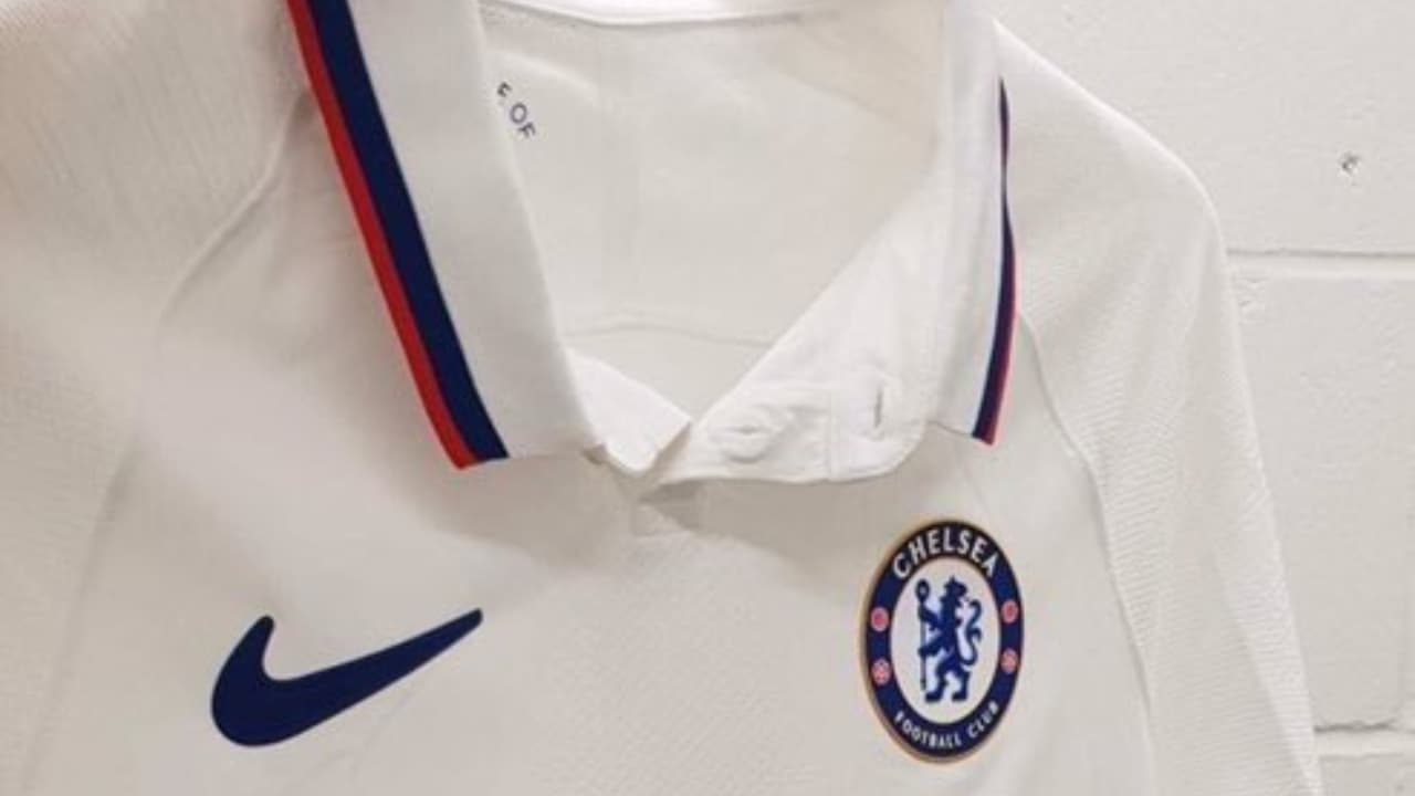 Aunque aún no es oficial, los portales especializados en playeras futboleras aseguran que estas serán las nuevas prendas del Chelsea para la temporada 2019/20. Sin duda, la local es mucho más arriesgada que la actual con motivos que evocan la estructura de Stamford Bridge, mientras que la segunda es mucho más sobria.
