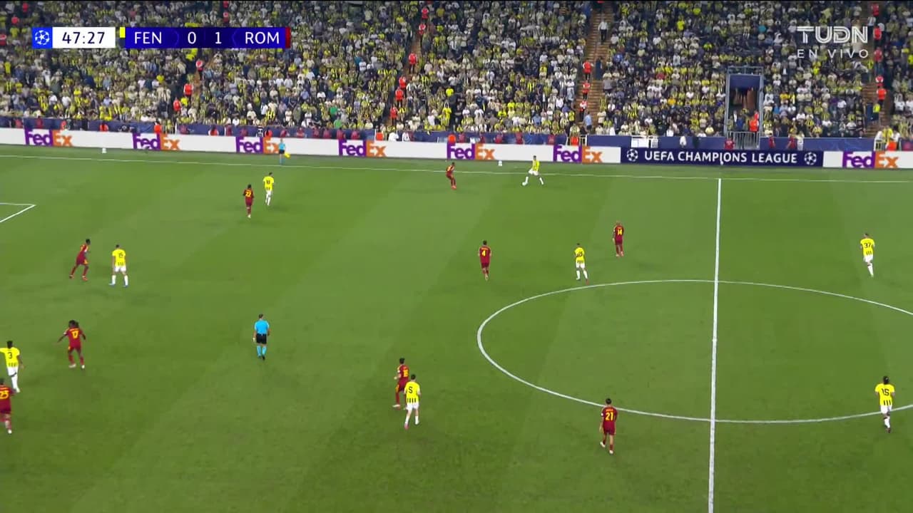 ¡GOL!  anota para Fenerbahçe. Archie Brown