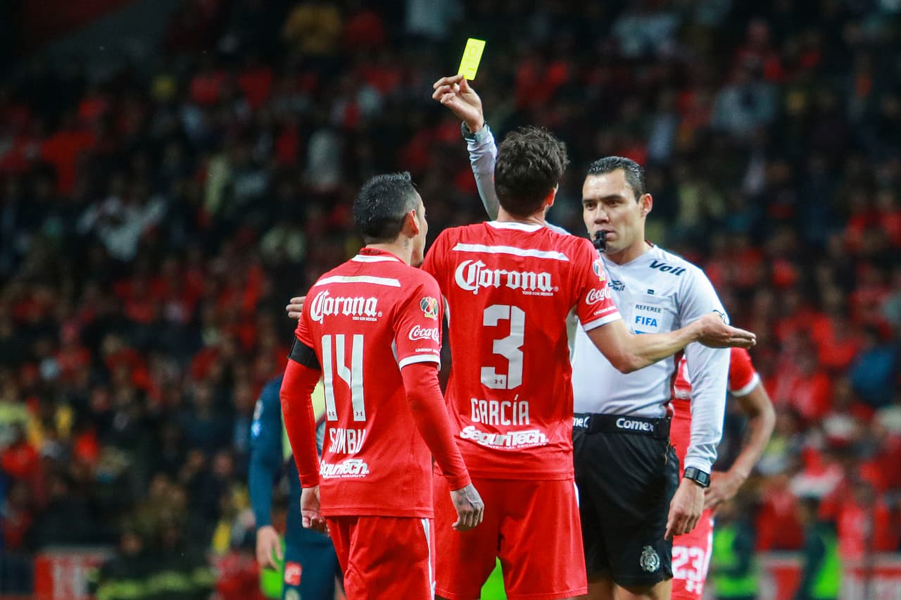 Las faltas no se hicieron esperar, luego de que se calentaran los ánimos en el primer tiempo.