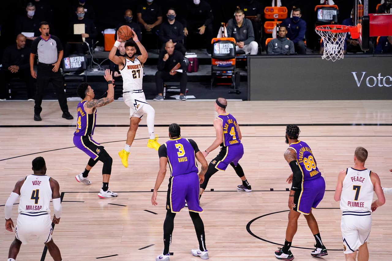 Los Denver Nuggets empataron llegaron a igualar el marcador en el tercer cuarto, pero no fue suficiente. LeBron James anotó 38 puntos y Anthony Davis se mandó con 27; fueron los máximos anotadores del juego.