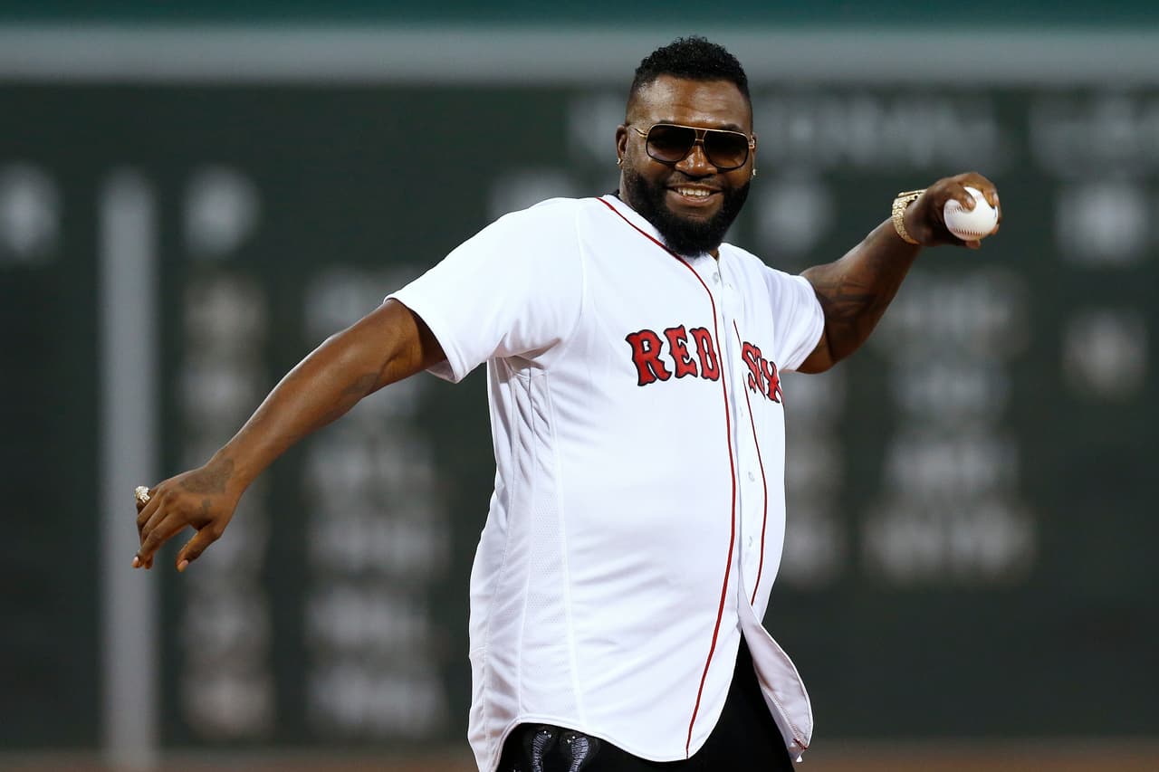 David Ortiz lanza primera bola en Fenway Park