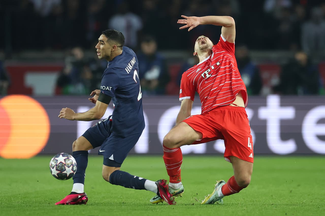 Bayern Múnich sacó ventaja en su visita al PSG, que tuvo a Kylian Mbappé de inicio en la banca y entró para marcar un gol pero anulado por fuera de juego en la ida de Octavos de Final de la UEFA Champions League.