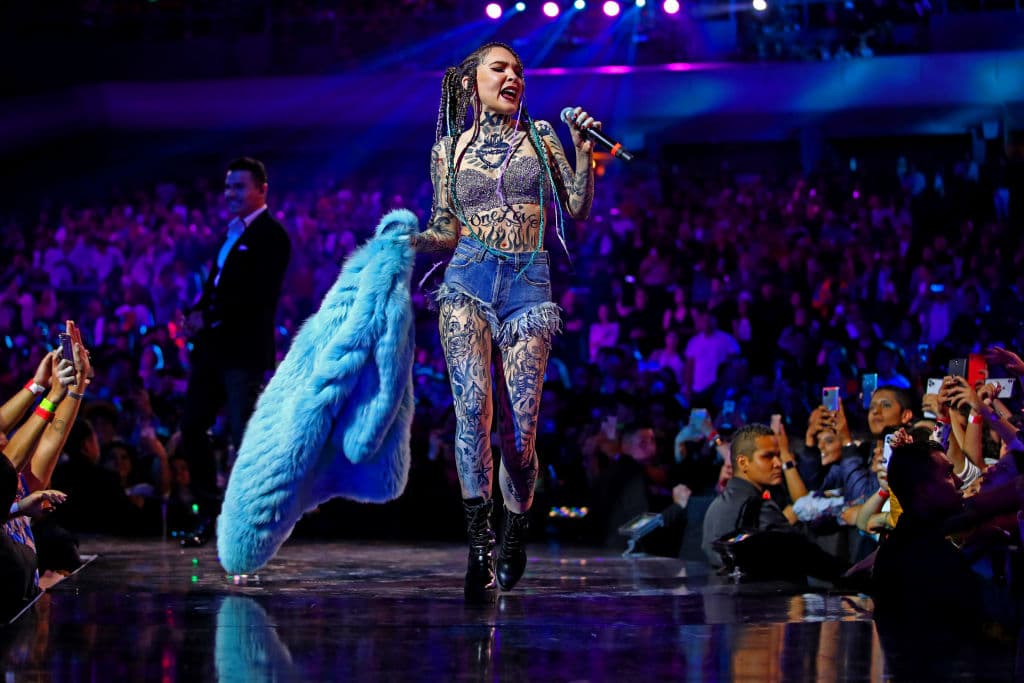 A lo que Belinda respondió: "A mi novio le encantaría, pero no sé. Tenía uno y me hice los demás y por eso me da mucho miedo cada vez que veo a alguien que se hace tatuajes porque me dan ganas".