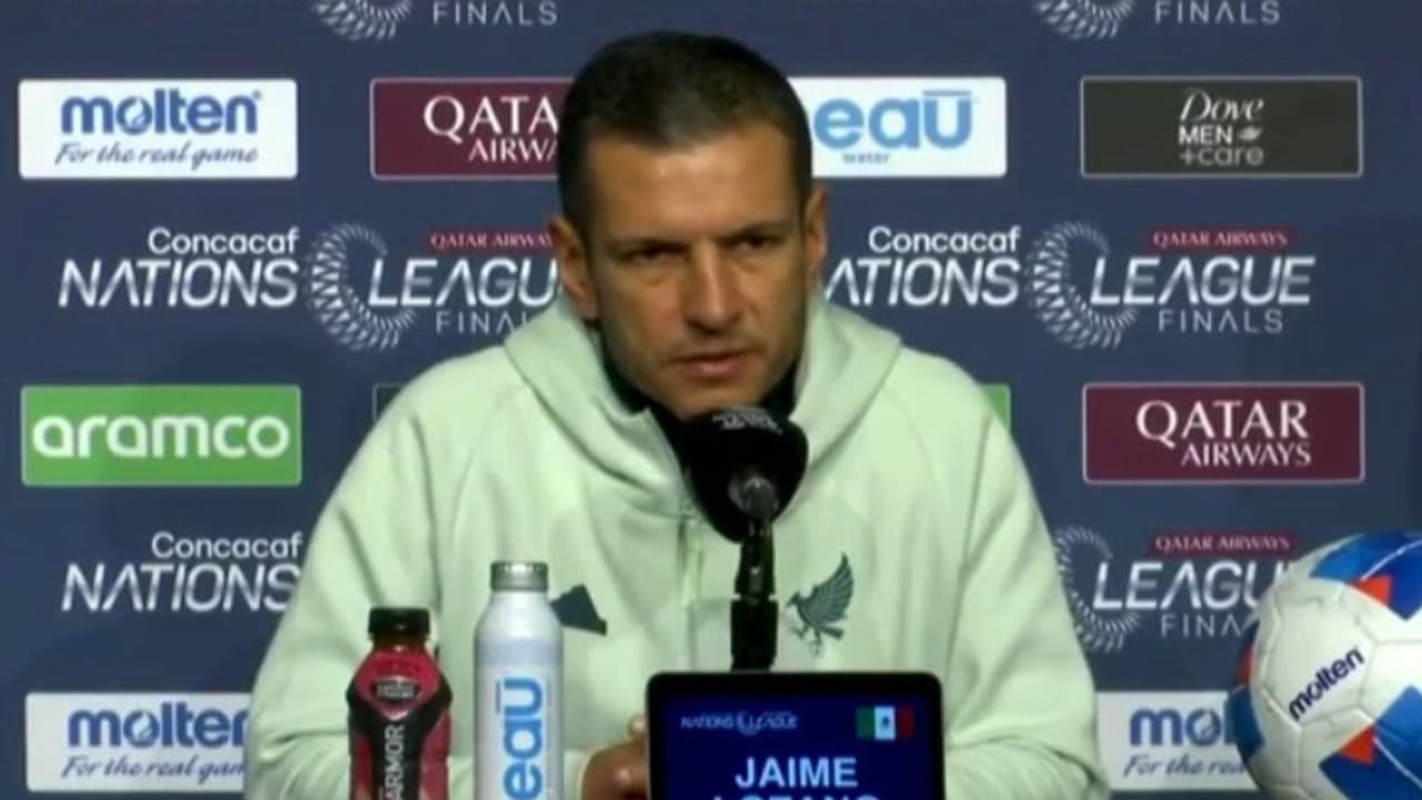 Lozano lanza petición a 'haters' que cuestionan su continuidad en el Tri