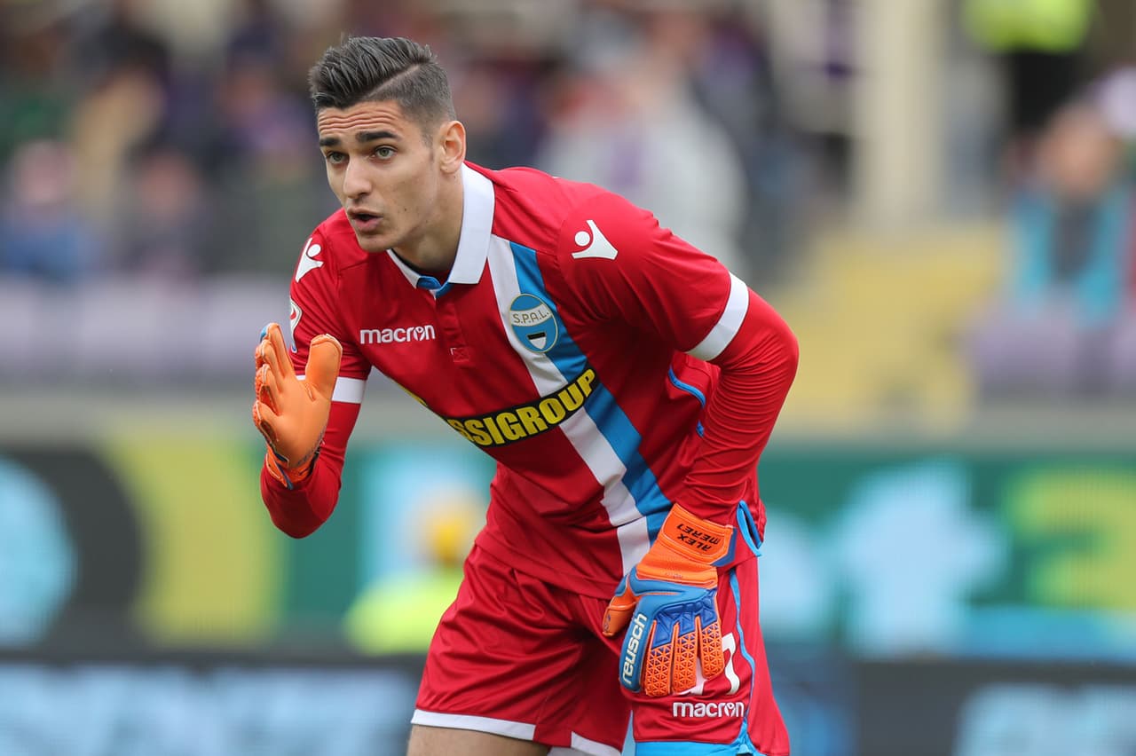 Alex Meret. El joven guardameta italiano pasa del modesto SPAL al Napoli para llenar el hueco que deja el español Pepe Reina, quien se marchó al AC Milan. Meret tiene apenas 21 años de edad.