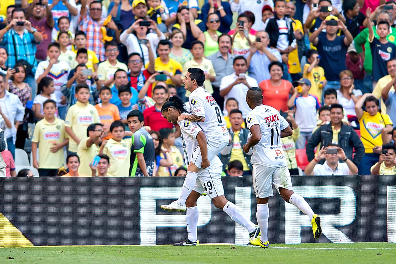 <b>¡Comenzó la fiesta!</b>
<br>Fiel a uno de sus festejos, Ronaldo de Asis Moreira se dejó consentir con la aafición que, a pesar de ser rivales, aplaudieron y fotografiaron al brasileño.