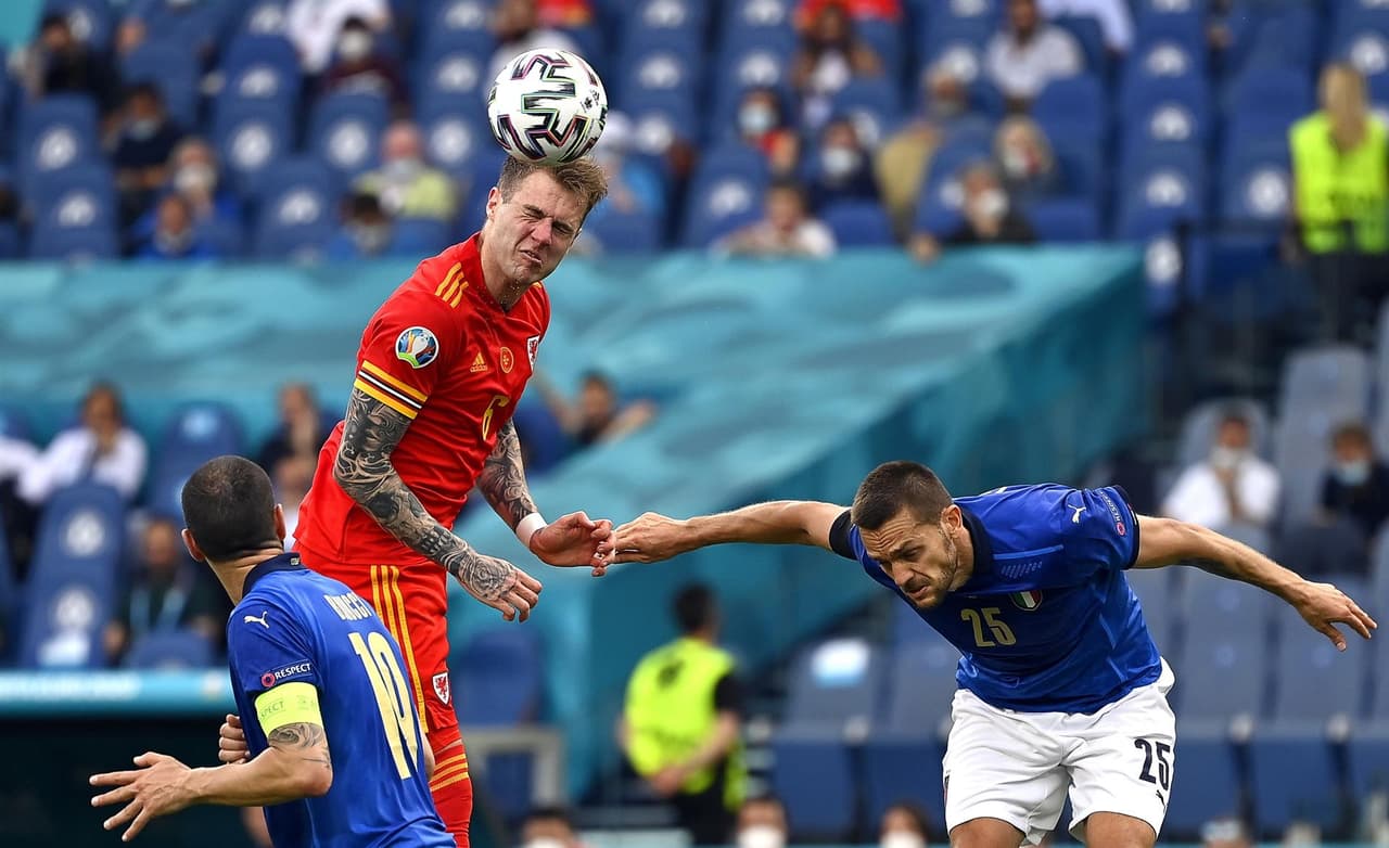 Italia derrota por la mínima a la selección de Gales en la última jornada del Grupo A en la Euro 2020. El único tanto del encuentro fue por parte de Matteo Pessina al minuto 39, lo que hace que la escuadra 'Azzurra' sea el primero de grupo y cumplan 1,000 minutos sin haber perdido un encuentro.