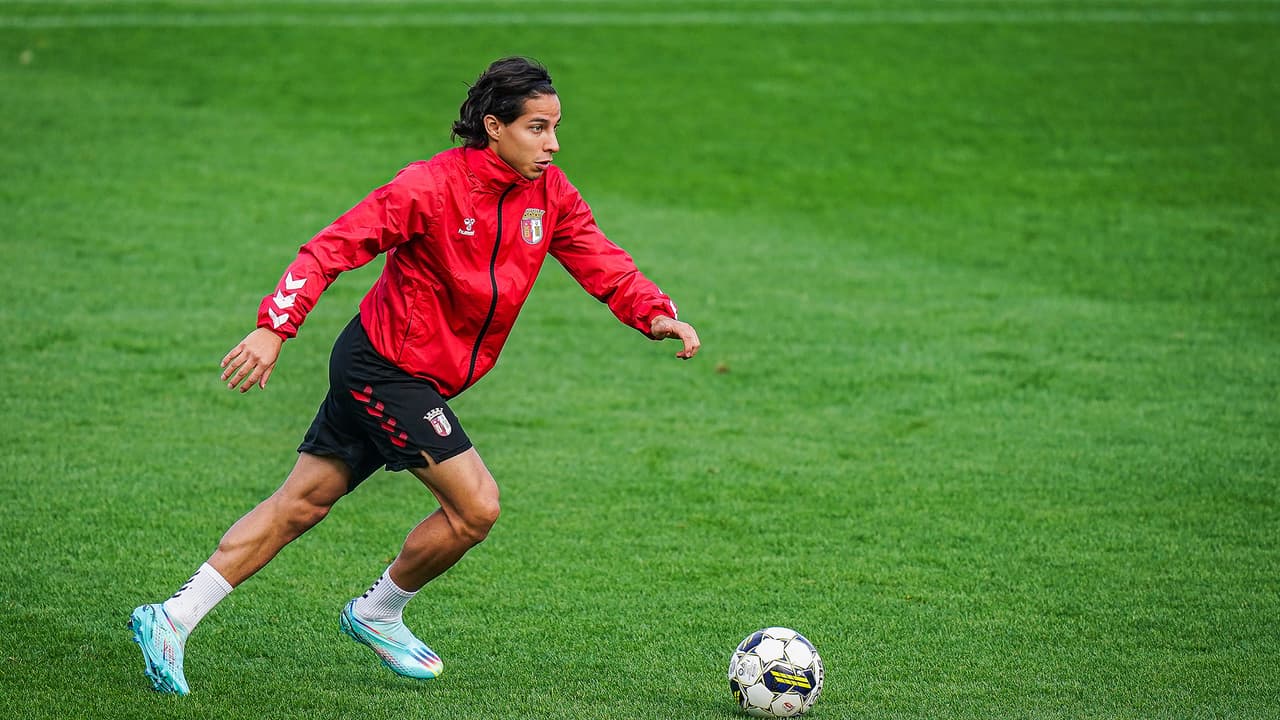 Lainez cumple 100 juegos en Europa sin ser tomado en cuenta