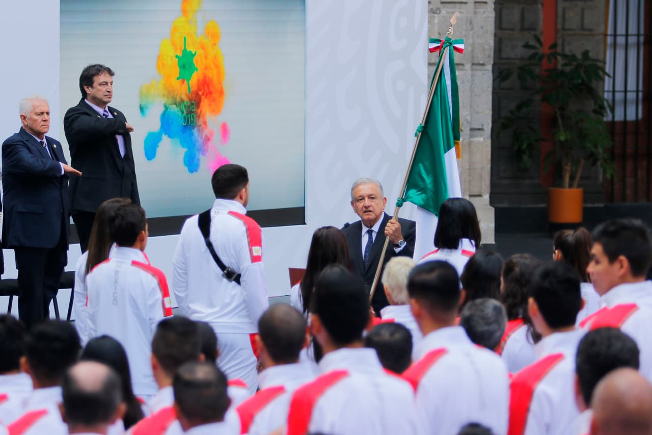 El momento de cambio que vive México ayudará a que sus deportistas tengan una buena actuación en los Juegos Panamericanos de Lima 2019, señaló el presidente Andrés Manuel López Obrador durante el abanderamiento de la delegación mexicana que acudirá a la justa continental. Los Panamericanos de Lima arrancan el viernes 26 de julio y México irá con la meta de lograr su mejor actuación en unos juegos realizados fuera de casa.“Estoy seguro que se obtendrán buenos resultados porque se viven momentos de cambio en el país”, destacó López Obrador, quien asumió el gobierno en diciembre pasado. “Siempre que hay una transformación se avanza en lo cultural y en lo deportivo, así ocurrió después de la Revolución Mexicana y por eso estoy seguro que tendremos buenos resultados y que ustedes tendrán un buen desempeño”.