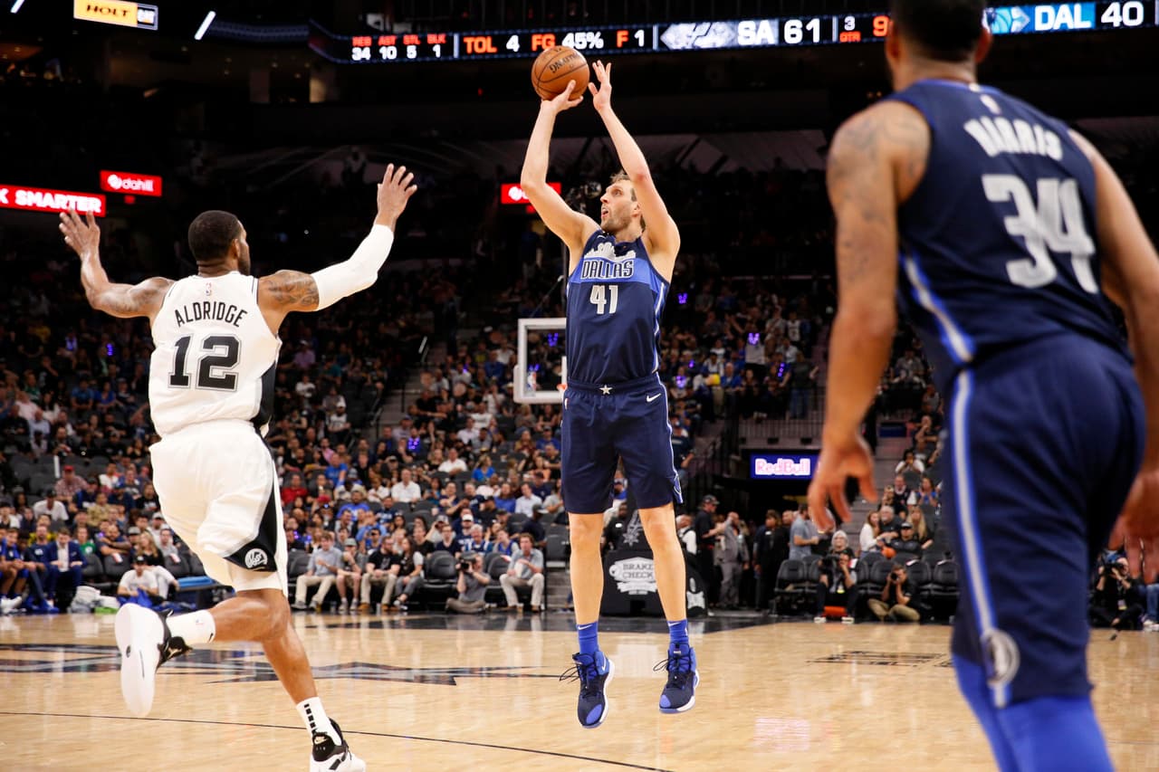 Mavericks 94-105 Spurs: LaMarcus Aldridge estalló en el AT&T Center con 34 puntos, pero los reflectores estaban con Dirk Nowitzki quien como Wade se retiró del basquetbol profesional esta noche con un doble-doble de 10 rebotes y 20 puntos.