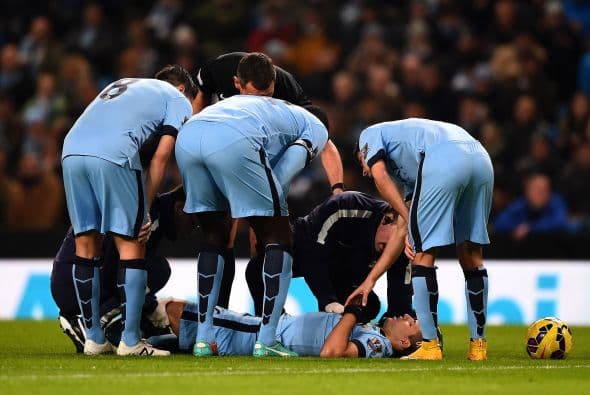 El delantero argentino del Manchester City Sergio Agüero, máximo goleador de la liga inglesa, se marchó lesionado a los cinco minutos de juego del encuentro ante el Everton. El internacional albiceleste sufrió un golpe en la rodilla izquierda y salió del terreno de juego acompañado del personal médico. Agüero tardó unos minutos en comprobar que no podía seguir jugando y no pudo contener las lágrimas al abandonar el césped del Etihad Stadium.