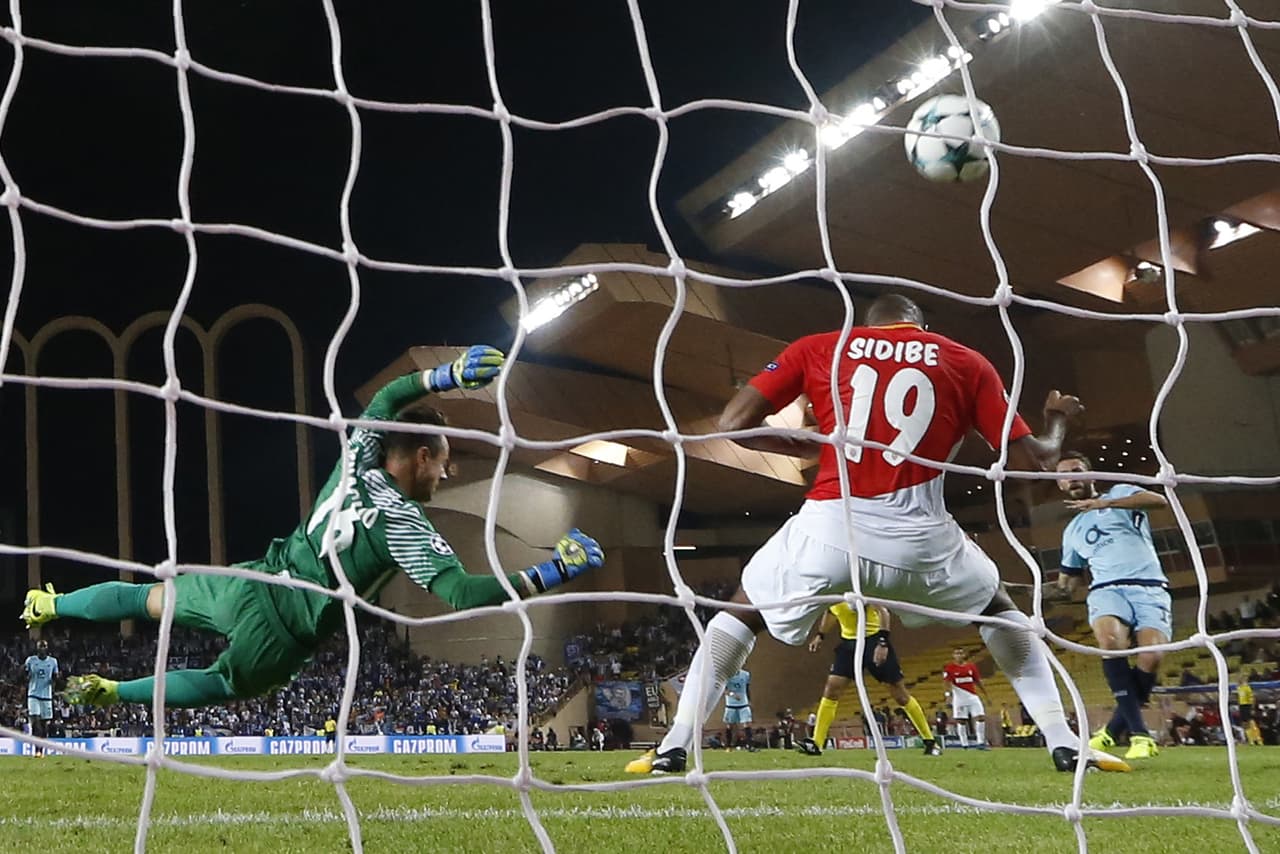 Layún se perderá la Champions League con Sevilla luego de disputar algunos minutos con Porto, con el que incluso anotó gol en el triunfo contra Mónaco en la fase de grupos.