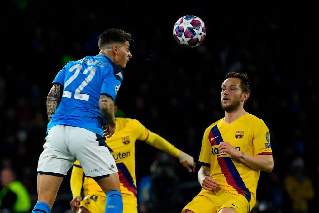 Di Lorenzo corta un centro con la cabeza sobre el apriete de Rakitic.