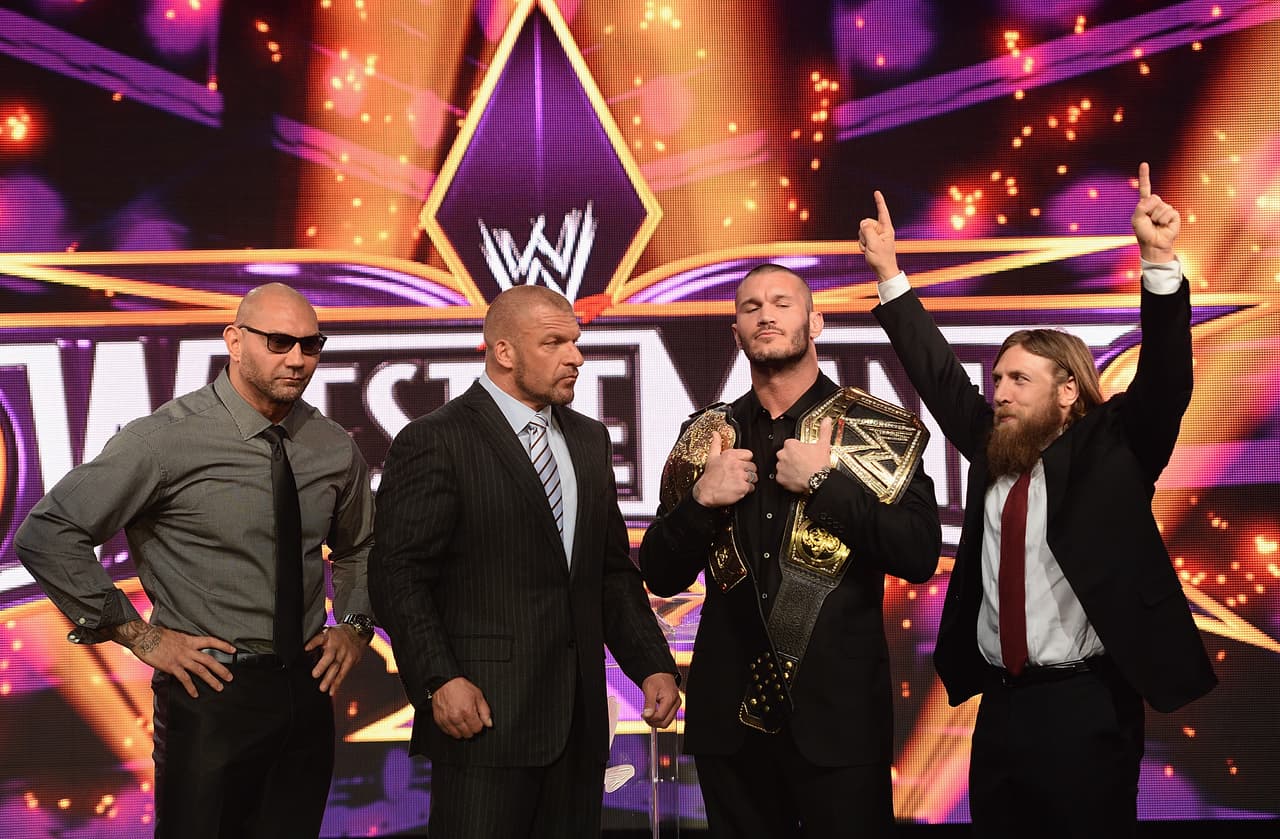 La historia por el título mundial en 2014 en Wrestlemania 30 fue una de las más emotivas para el público de WWE. Fue el supuesto choque entre 'La Autoridad' (los jefes) y Daniel Bryan, un luchador que no era respetado por no tener contextura musculosa (der.). Al final, Bryan se impuso como campeón e impulsó aún más su movimiento del 'Yes'.