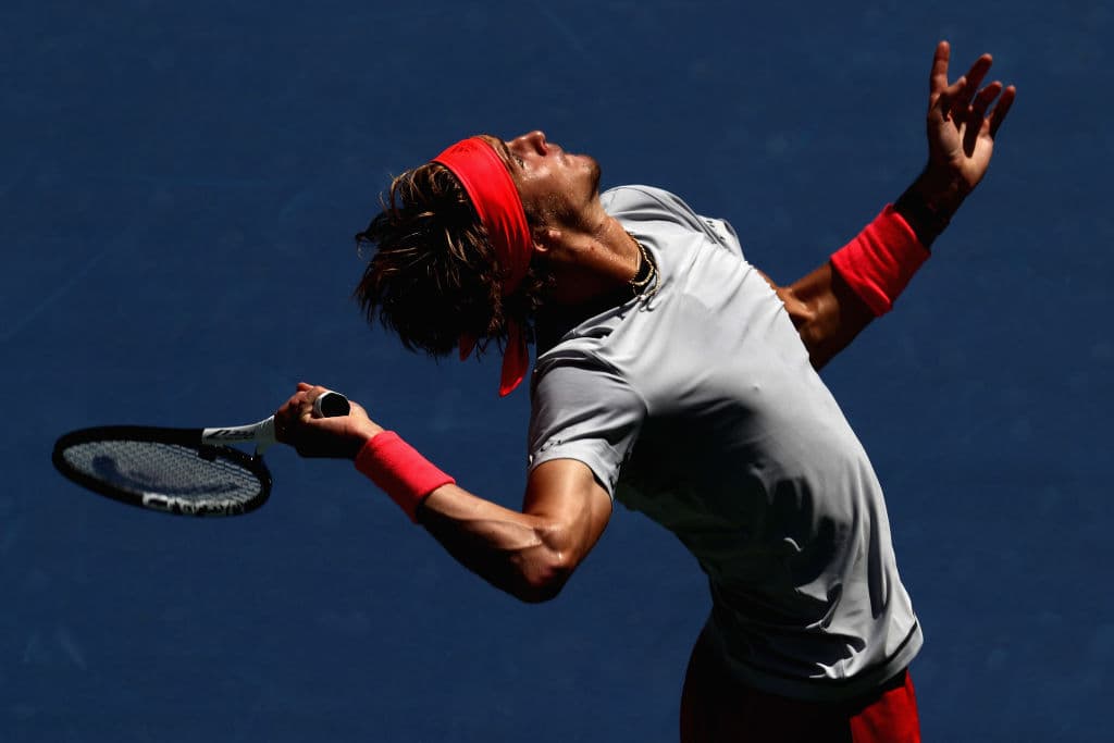 El cuarto preclasificado el alemán Alexander Zverev echó del último Grand Slam del año a su rival en turno el francés Nicolas Mahut, en sets consecutivos (6-4, 6-4 y 6-2).
