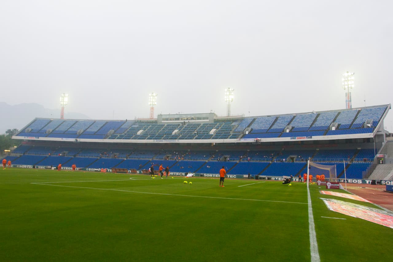 El estadio Tecnológico en Monterrey tiene capacidad para 34 mil espectadores en un escenario en el que se vive con intensidad el fútbol, pero que no sería apto por su capacidad actual.
