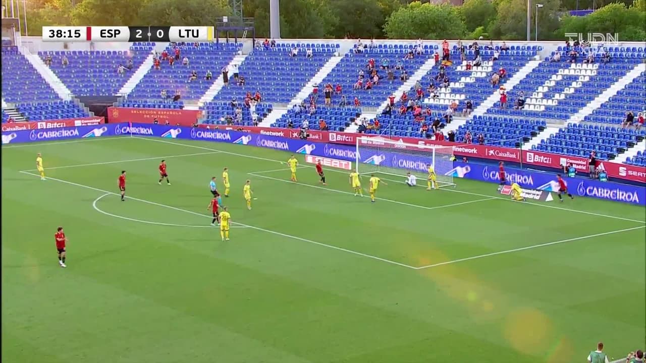 ¡TIRO ATAJADO! disparo por Óscar Mingueza.