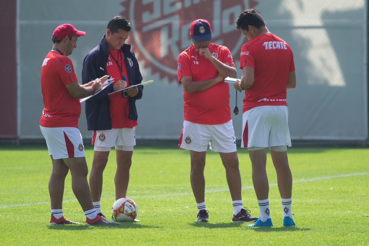 El entrenamiento de Chivas de Guadalajara estuvo marcado por el anuncio de que Oribe Peralta, goleador del gran rival América, será parte de la plantilla para el Apertura 2019.
