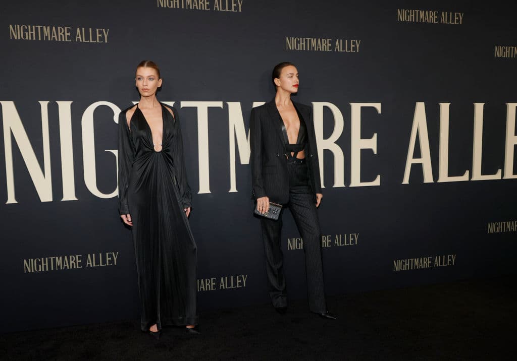 Cautivaron con sensuales conjuntos completamente negros mientras se acurrucaban en la alfombra roja en el estreno de la última película del ex Bradley Cooper.