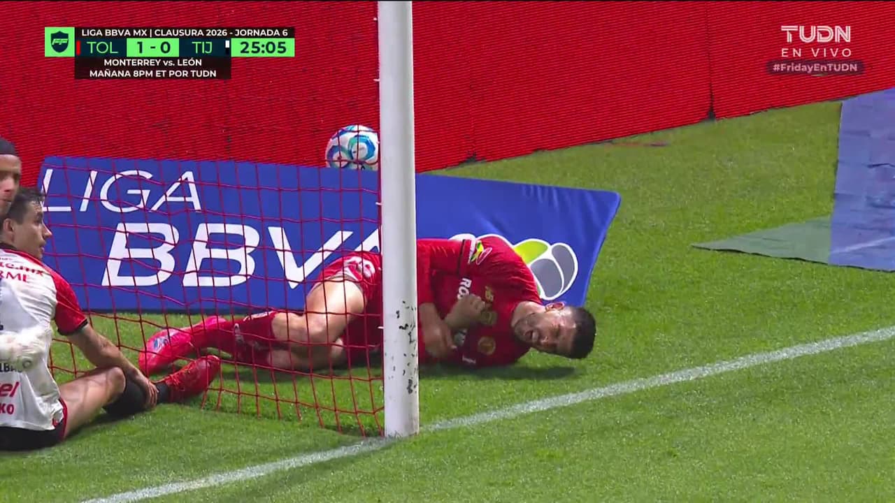 ¡CERCA! Paulinho disparó que se estrella en el poste.